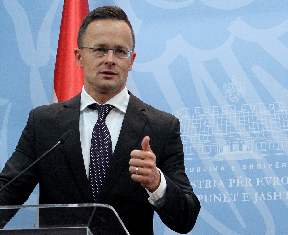 Véget kell vetni a beavatkozások és a kioktatás politikájának