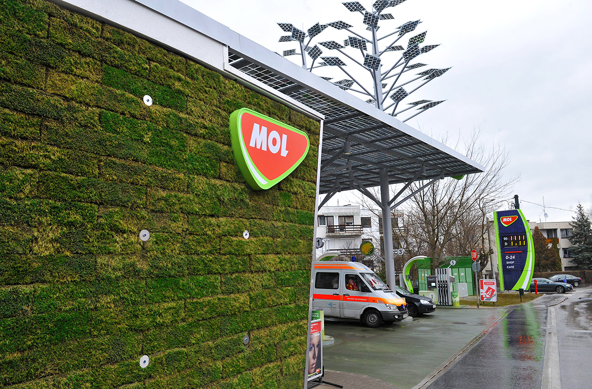 Kórházakon segít a Mol és az NKM