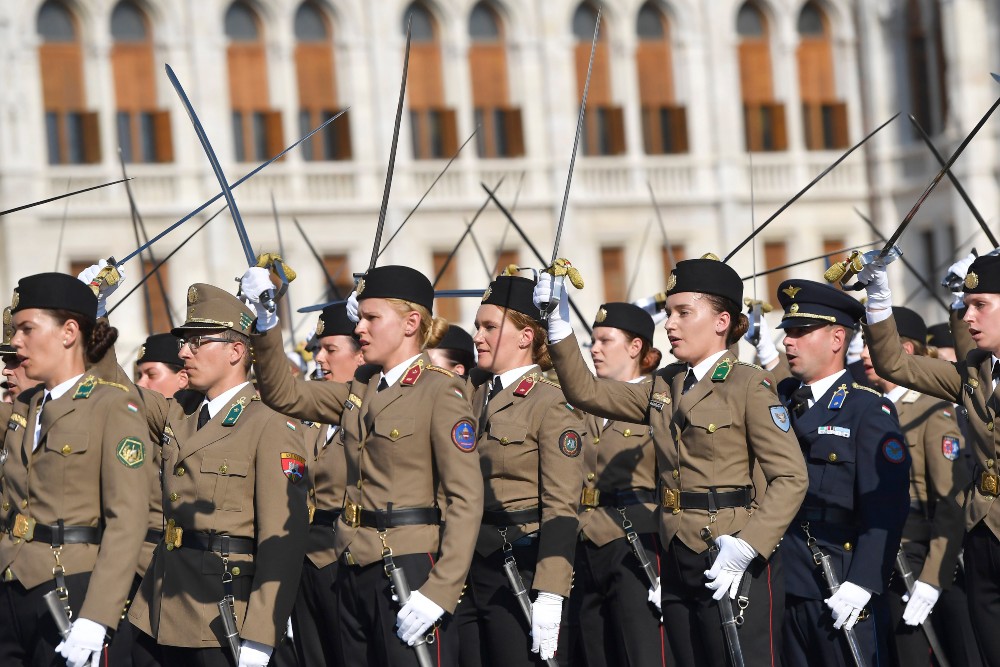 Közel száznegyvenen tesznek katonai esküt