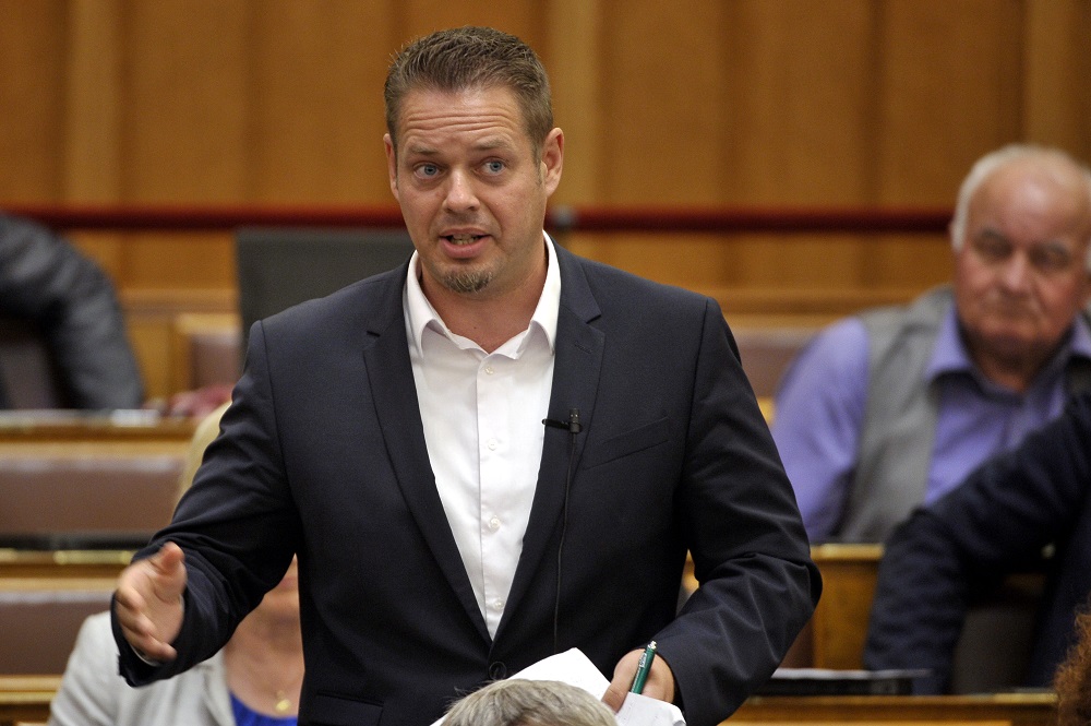 Nemzetárulással vádolja a kormányt az LMP