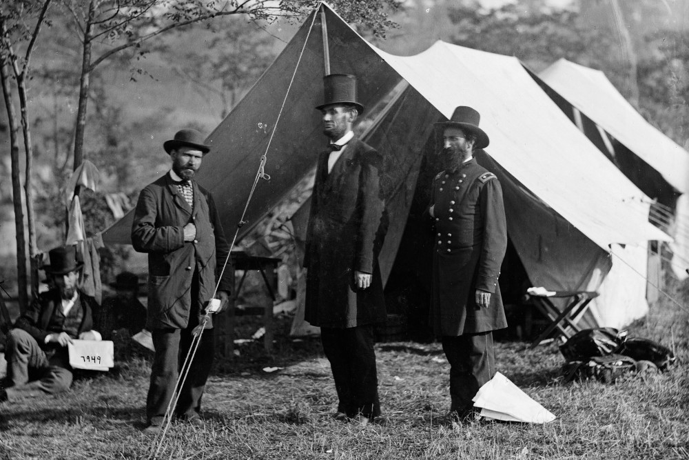 A világ első magánnyomozója 200 éve született