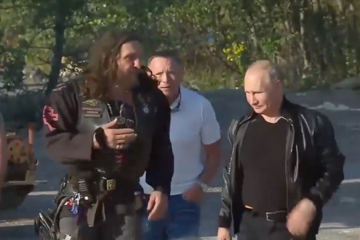 Putyin motorozott, Kijev tiltakozik