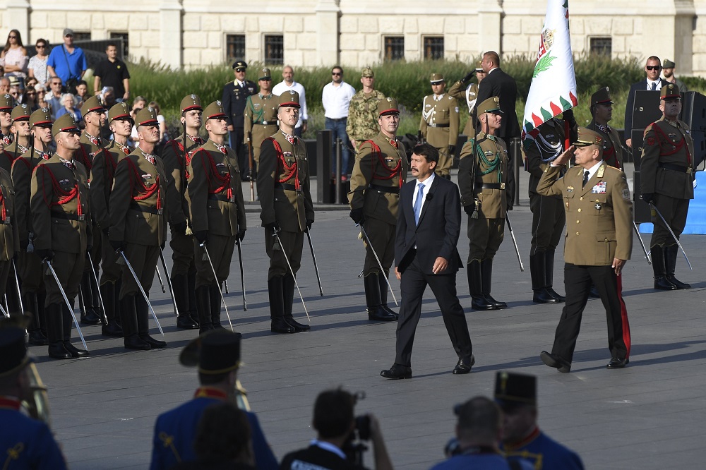 „Itt élned, halnod kell”