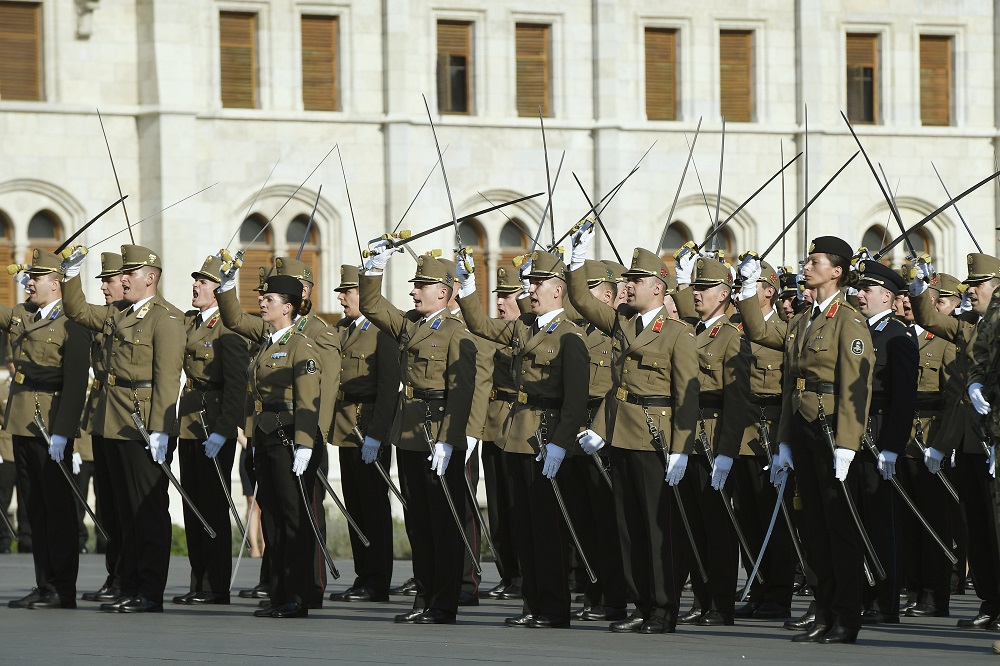 A katonai eskü egyedülálló