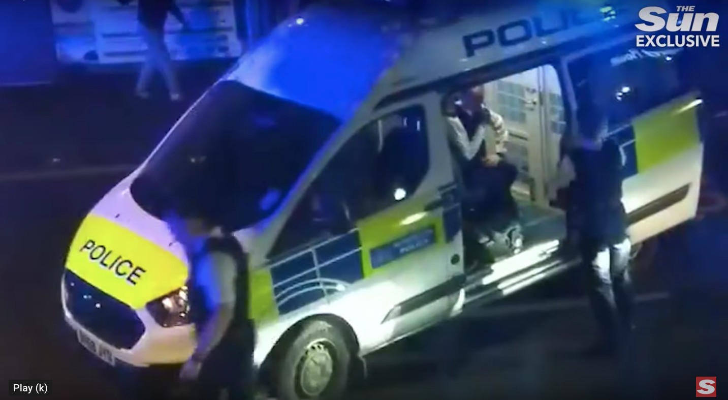 Macsétával támadtak a rendőrre Londonban