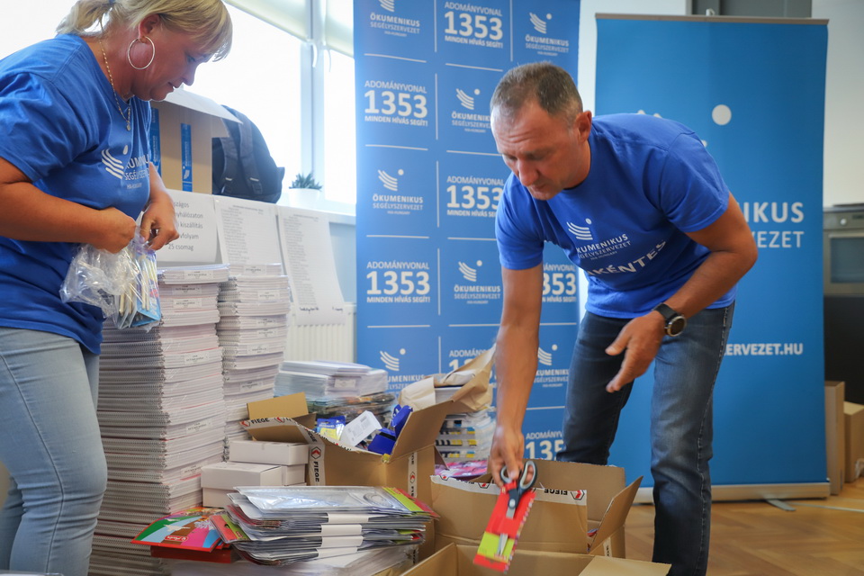 Tanszercsomagok a rászorulóknak