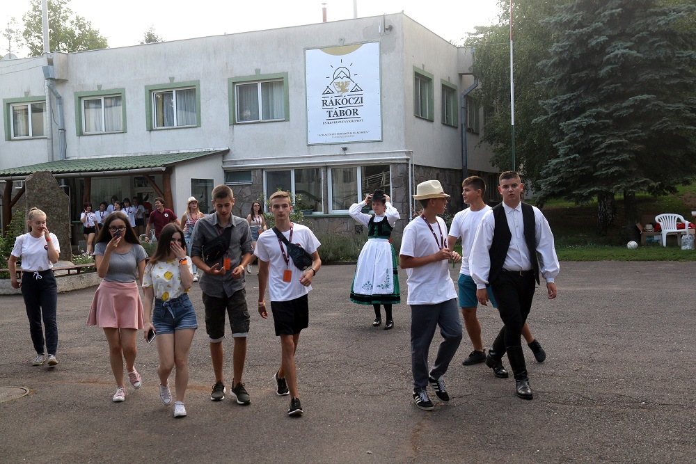 Több ezer diák és tanár táborozik jövő héttől