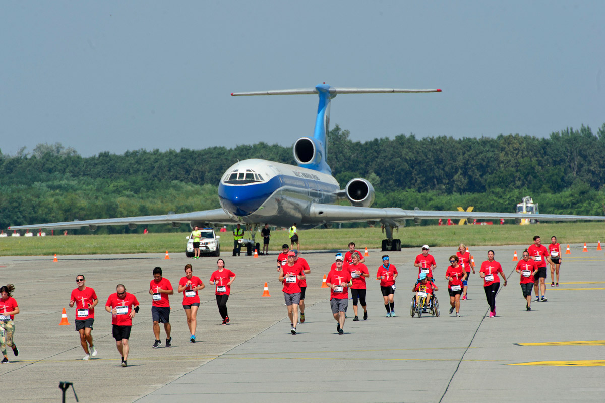 Több mint 1100-an futottak a reptéren