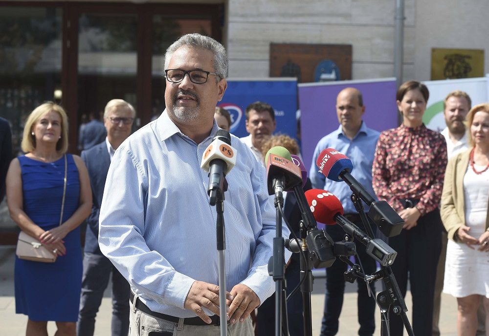 DK: csak „a jövő fejősteheneit” látja a gyerekekben a kormány