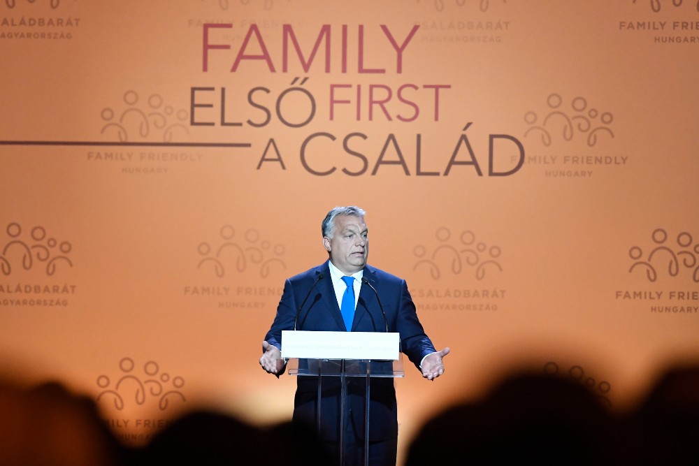 Minden gyermeknek joga van apához és anyához