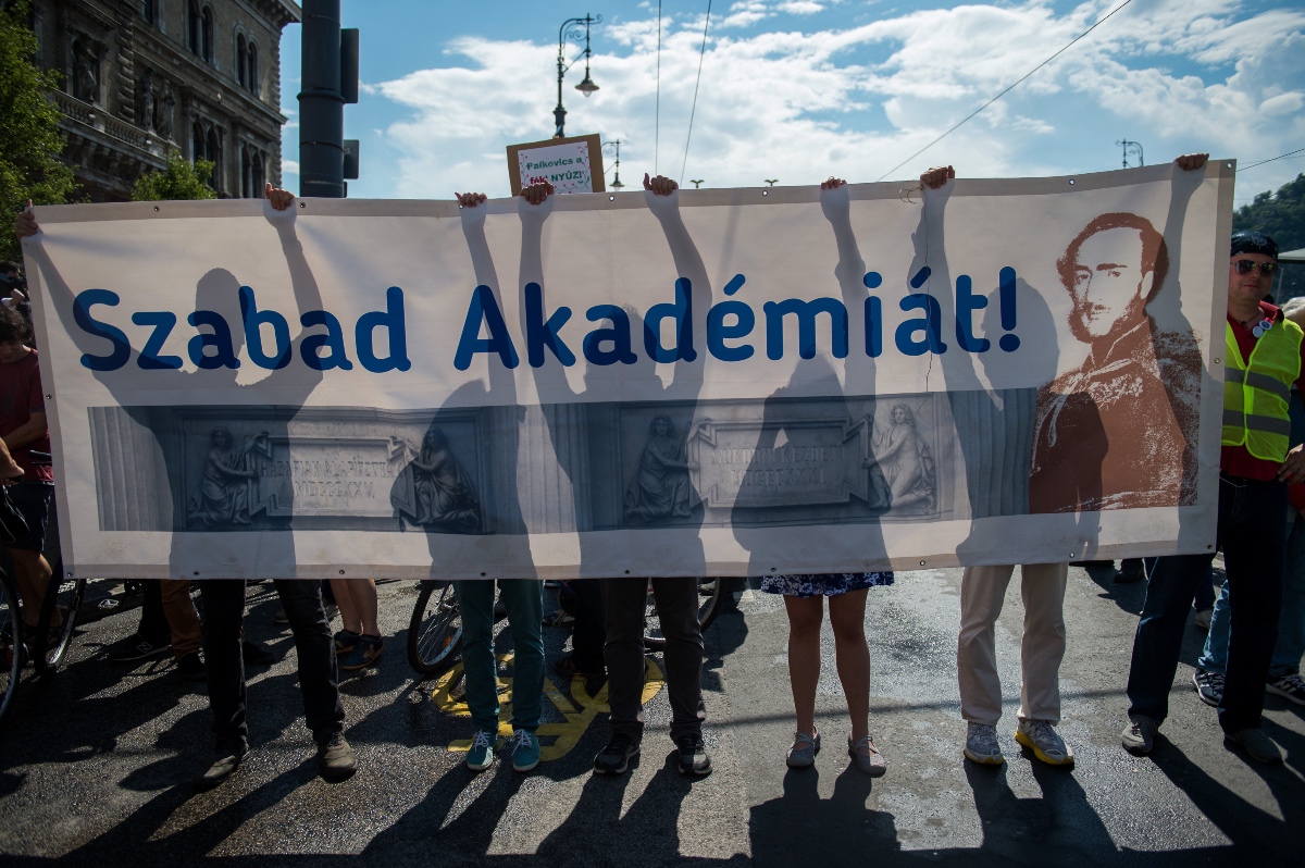 Hazudni pedig nem szabad!