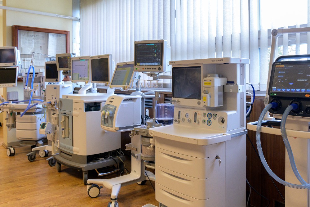 Sok száz lélegeztetőgépet vásároltak