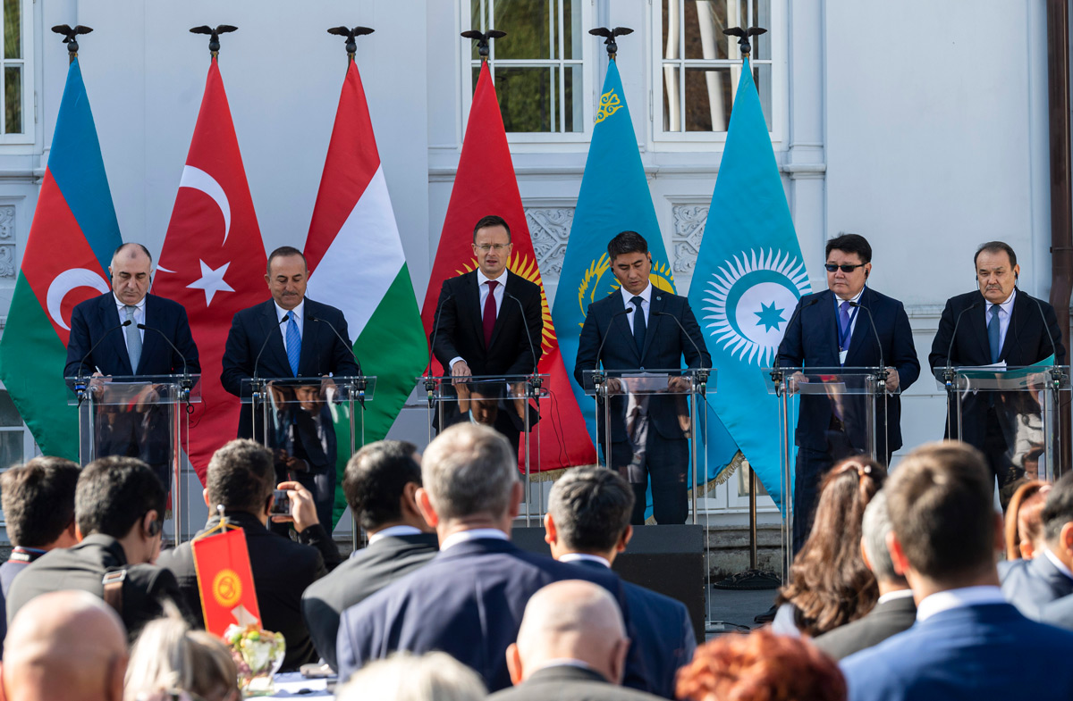 Kelet és Nyugat együttműködése