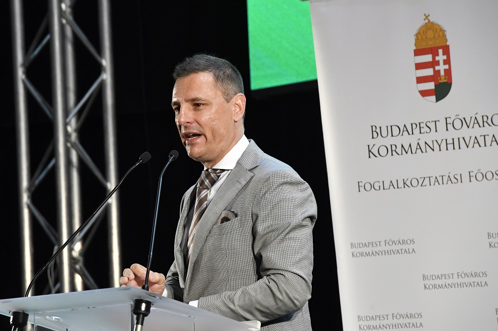 Munkához kell juttatni mindenkit, aki dolgozni akar