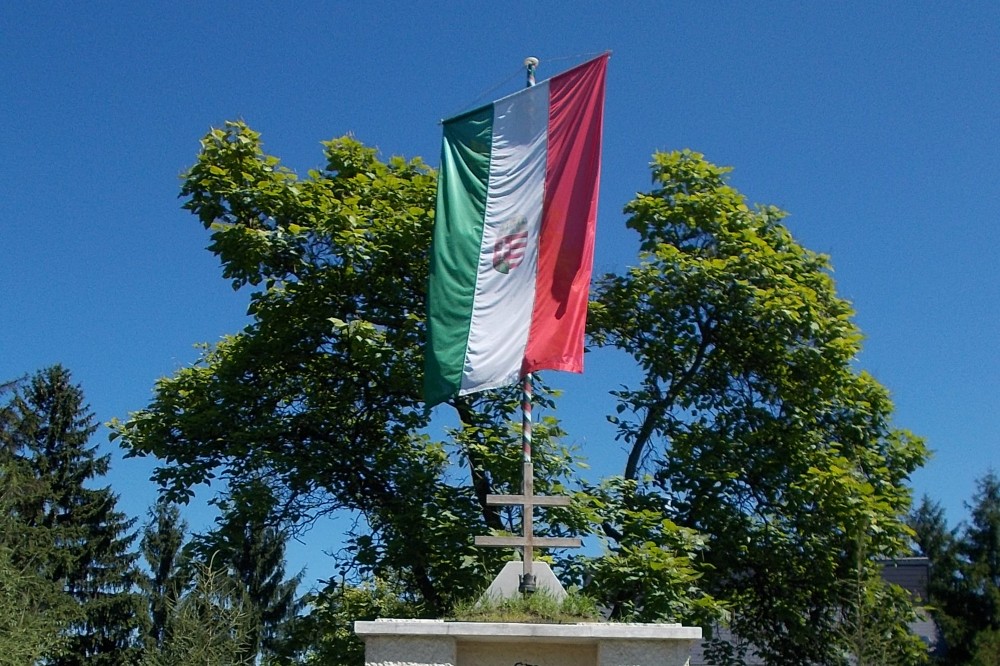 Megrongálták a csillaghegyi országzászlót