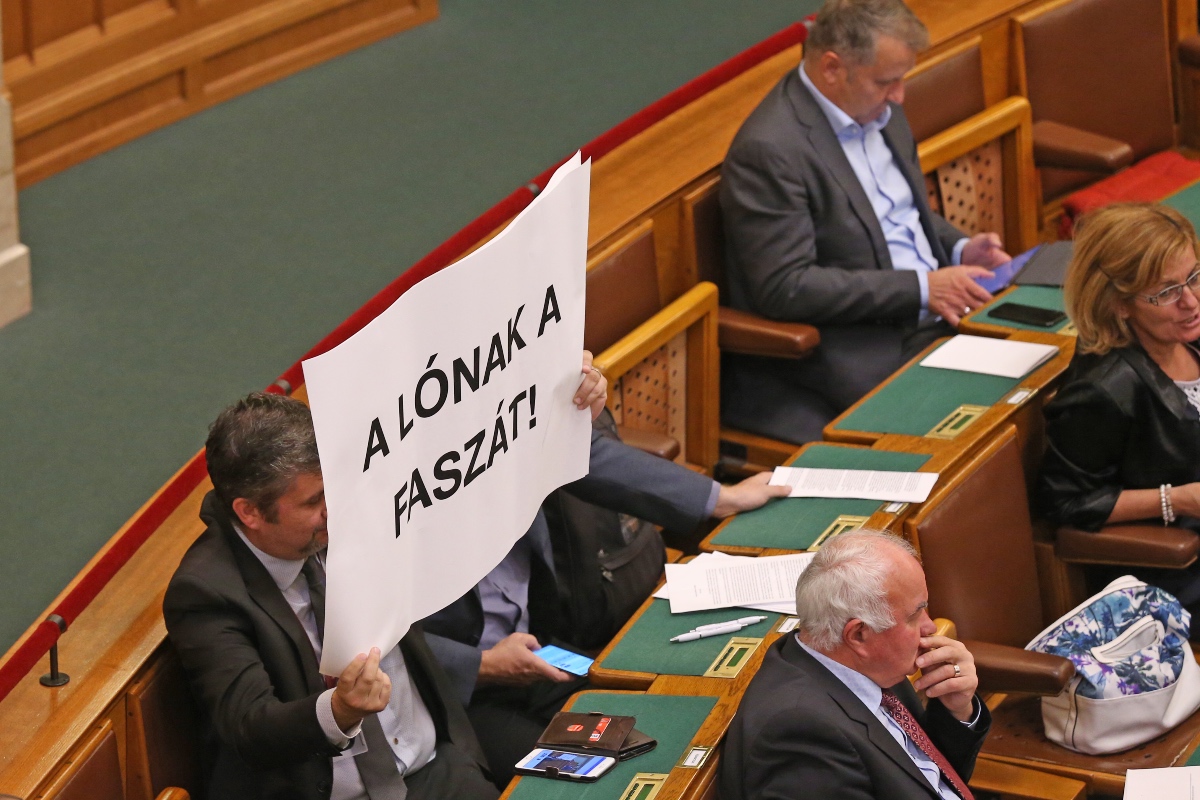 Óriási felháborodást keltett, hogy Hadházy trágár szöveget mutatott fel