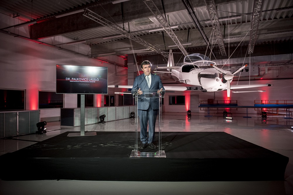 A kormány kiemelt ágazatnak tekinti a repülőgépipart