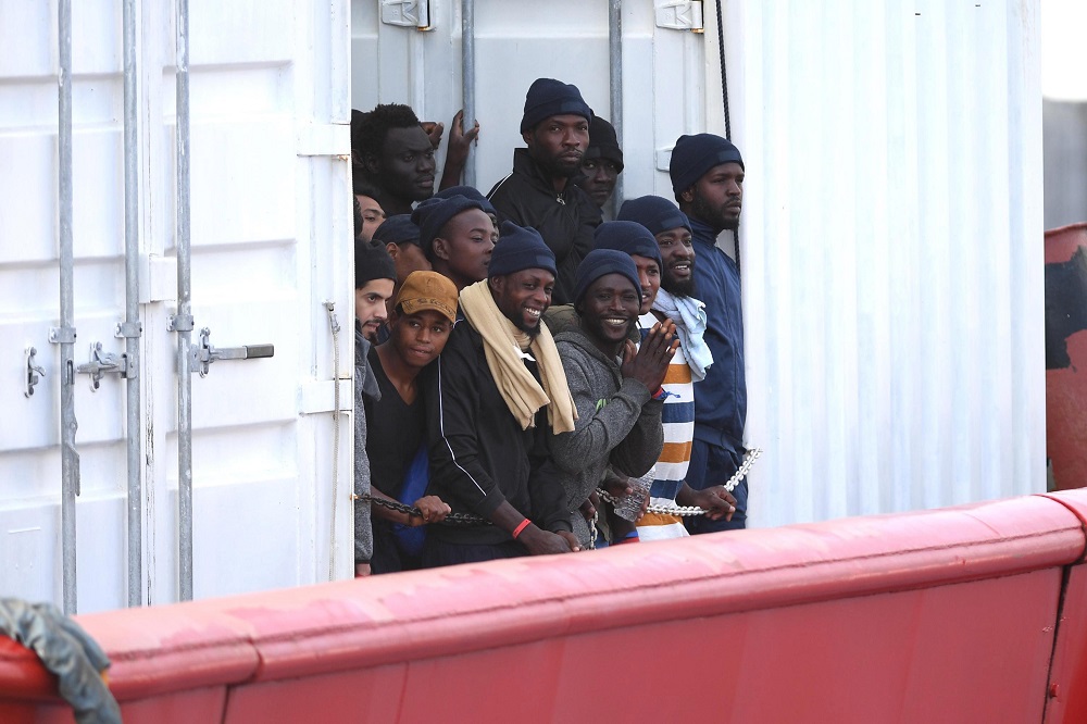 A baloldali kabinet megsérti az olasz törvényeket