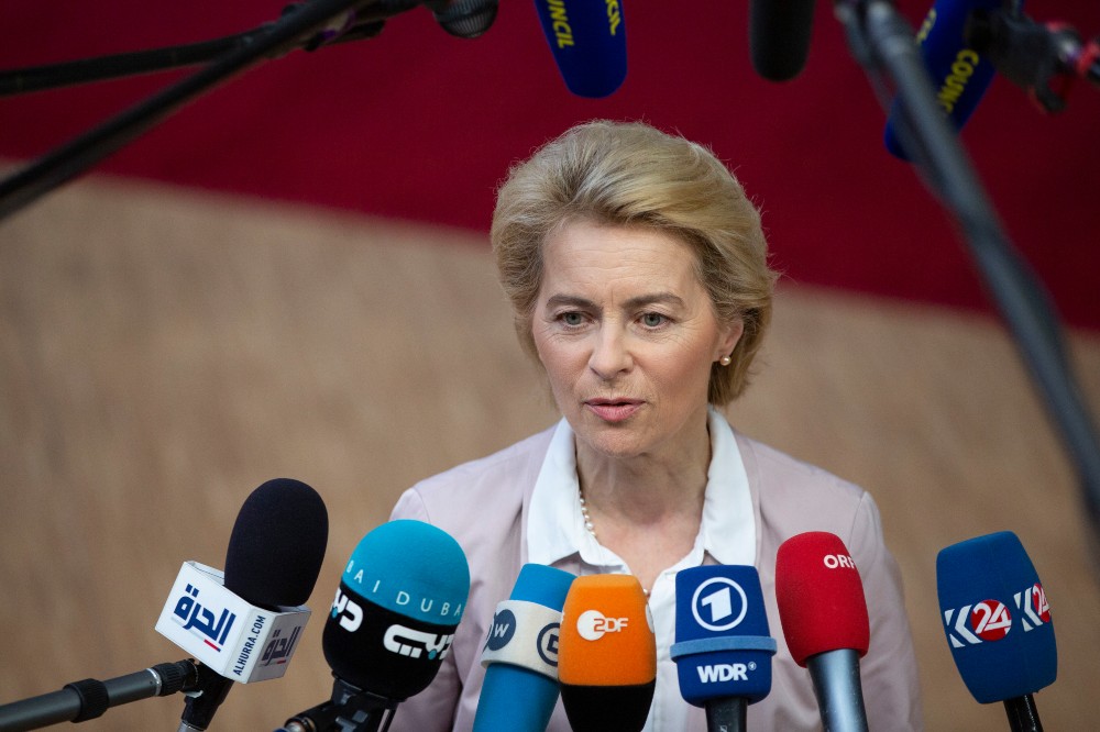 Von der Leyen: le kell tenni a fegyvert