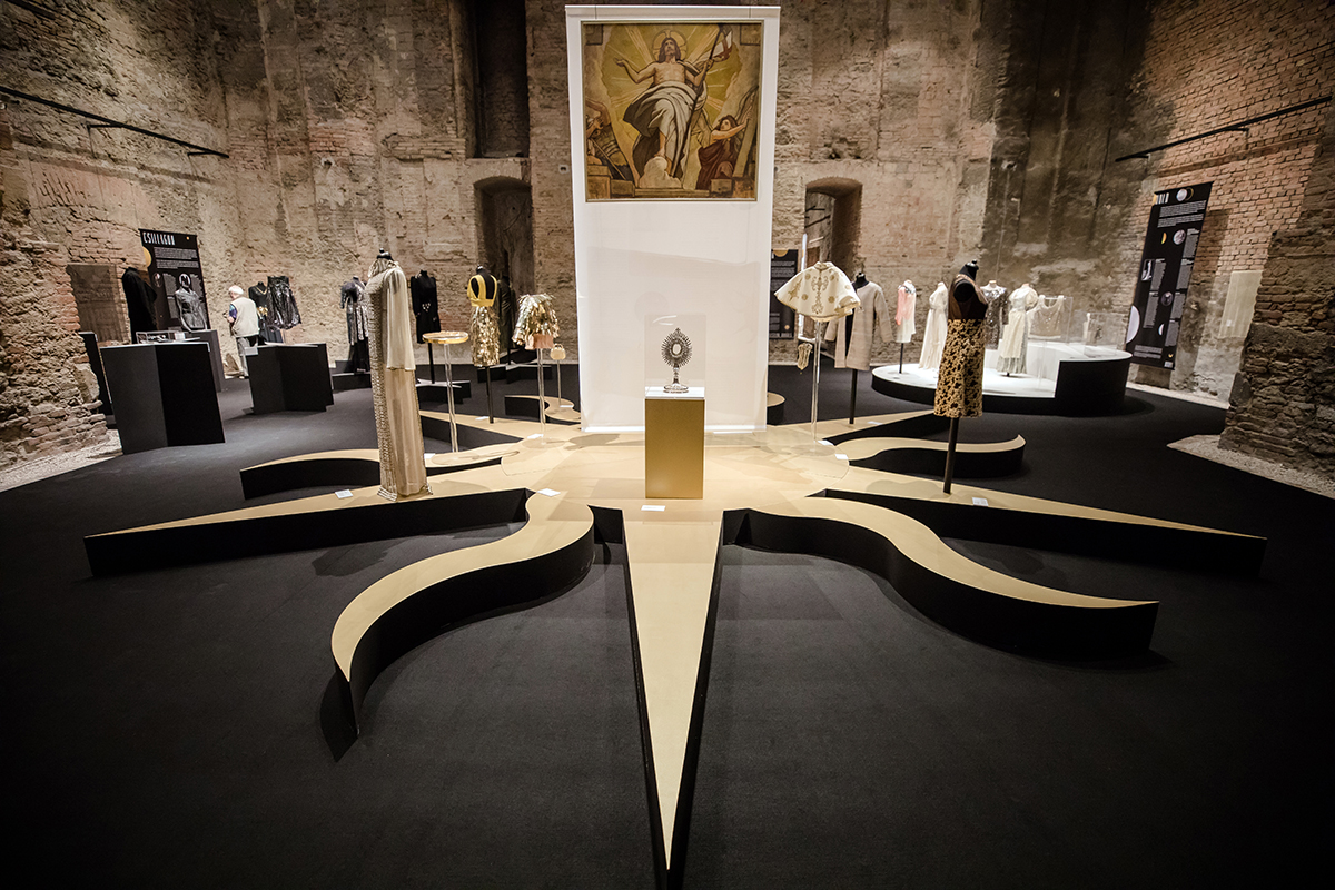 Holdfény a köntösön