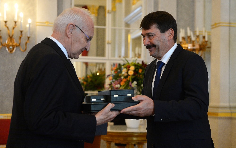 Áder János kitüntette Edmund Stoibert