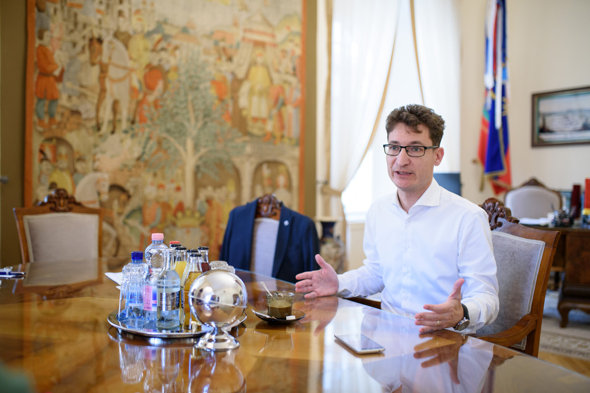 Százezren egy csapatban