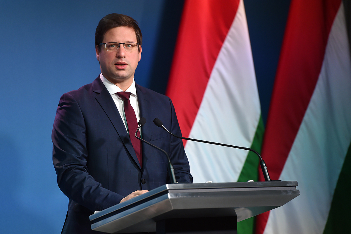 Rendszeres kapcsolattartás a parlamenti pártok frakcióival