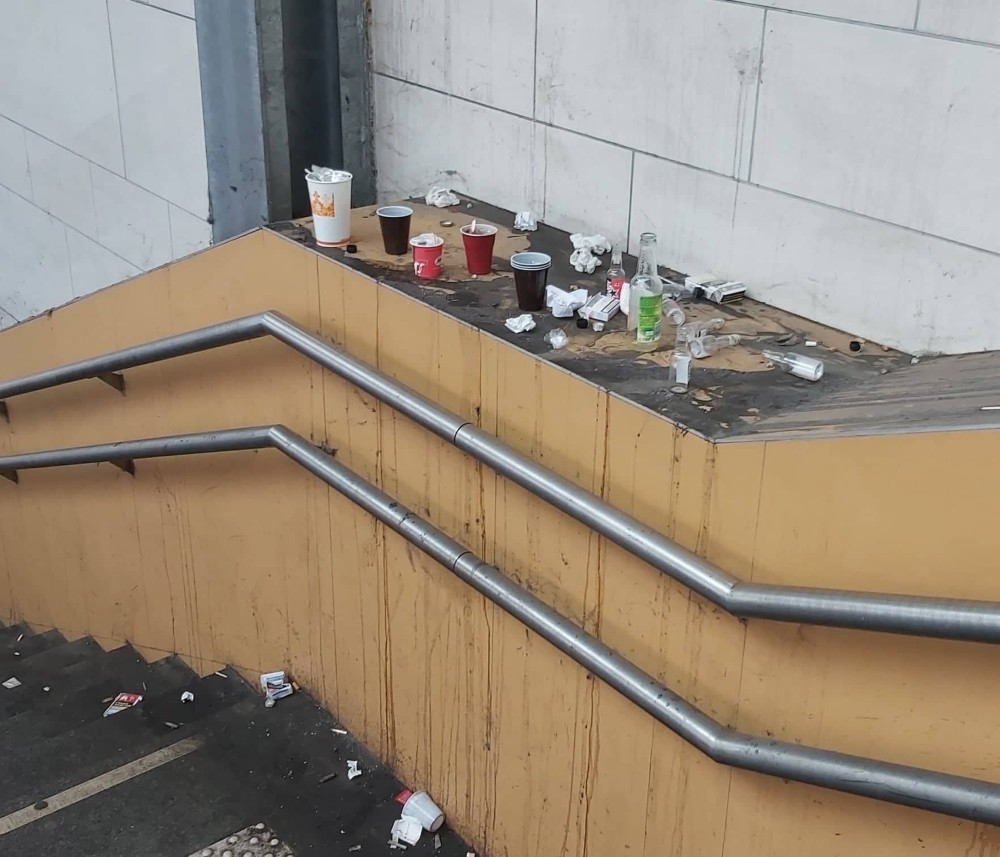 Bokáig érő mocsok a metróállomáson