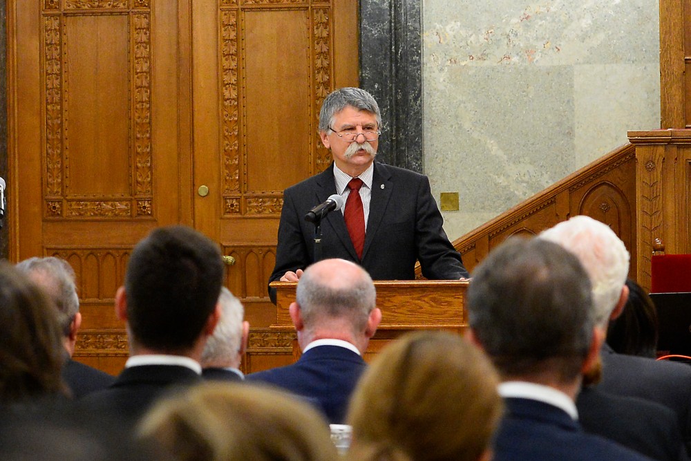 Az ősök sírjai avatják az országot hazává