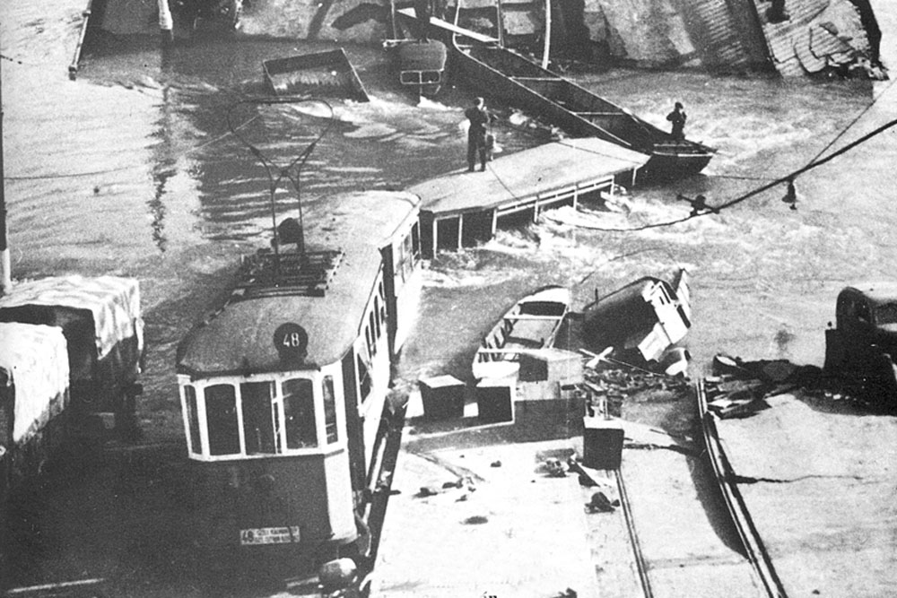 A Margit híd hetvenöt éve omlott a Dunába