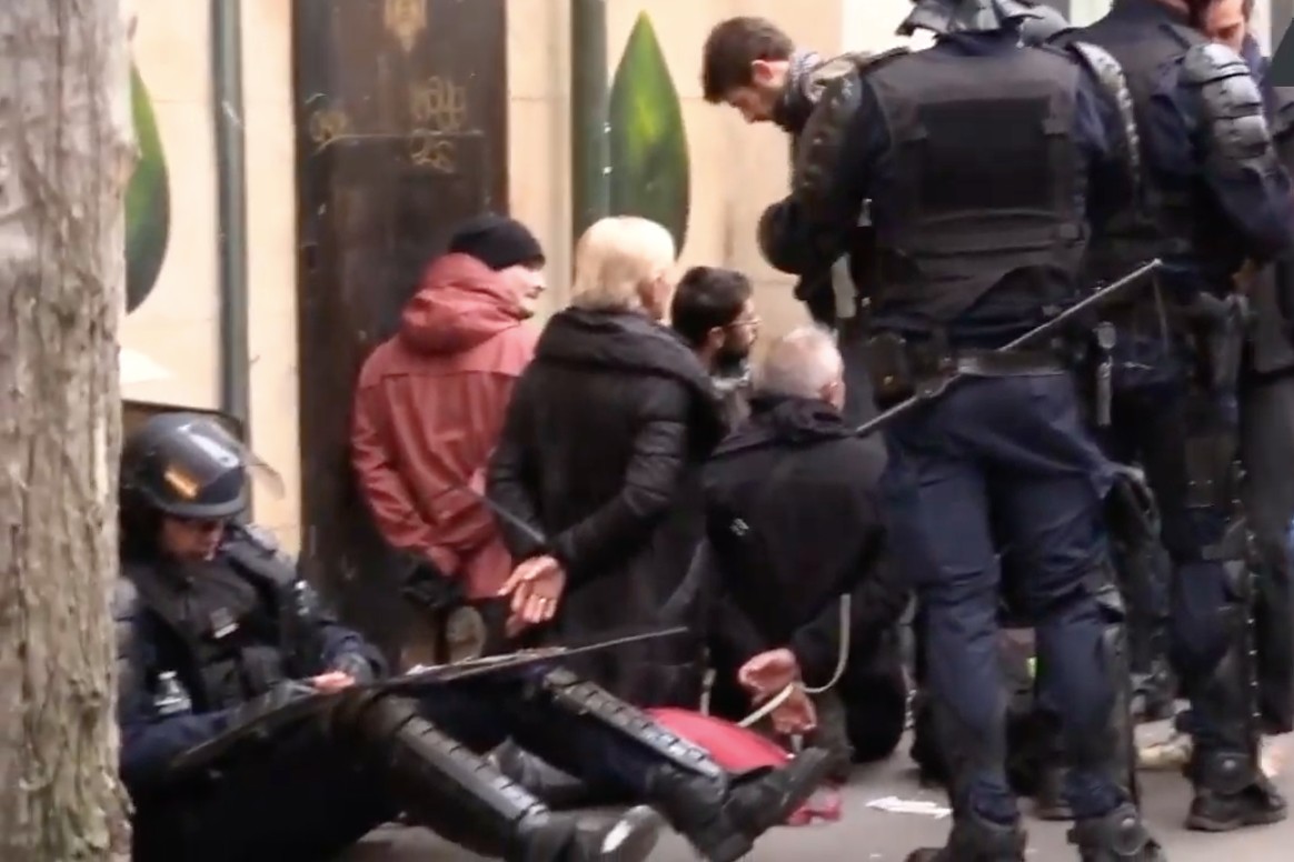 Könnygáz és vízágyúk Párizsban