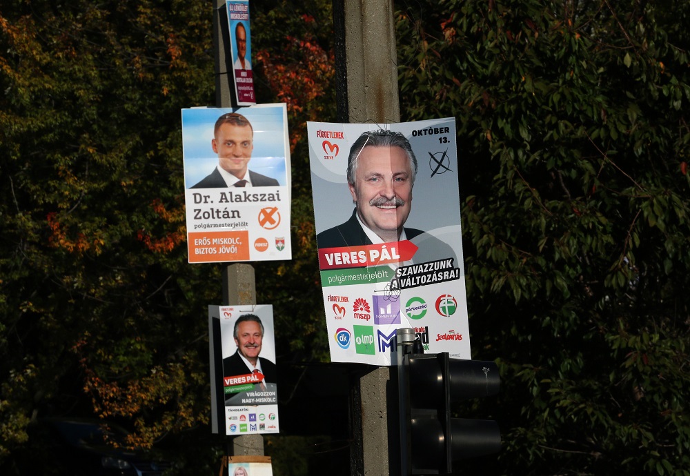 Lejár a határidő a plakátok eltávolítására