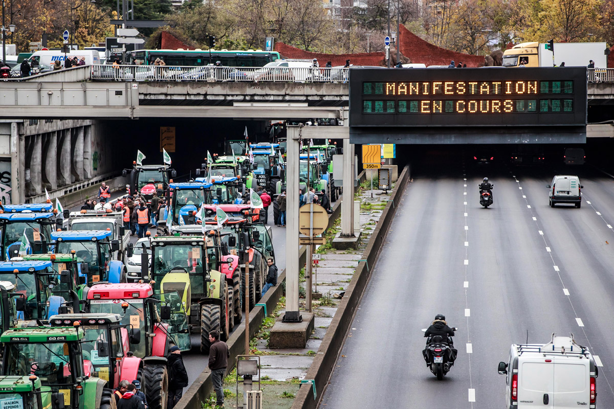 Traktorokkal tüntettek a francia gazdák