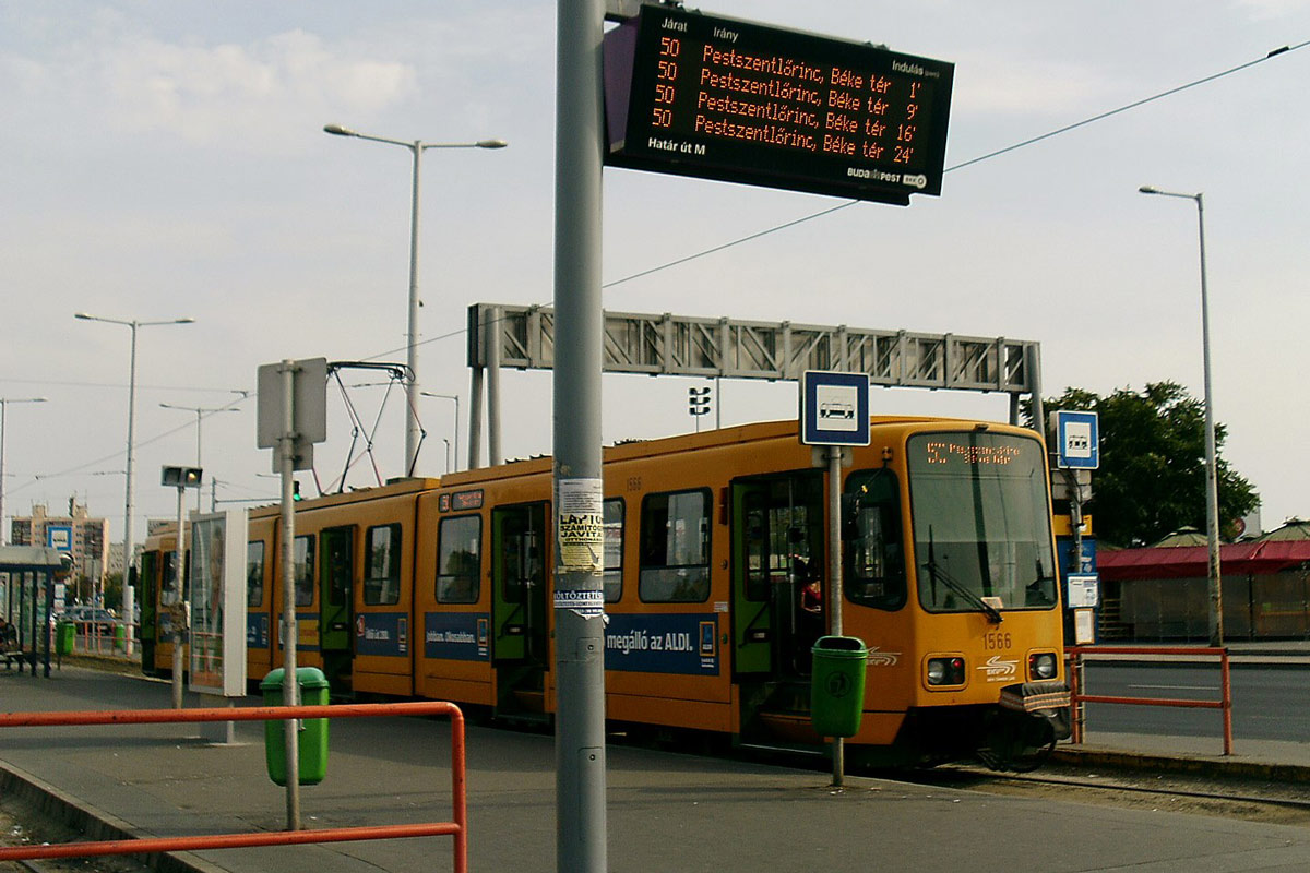 Késes támadás egy budapesti villamoson