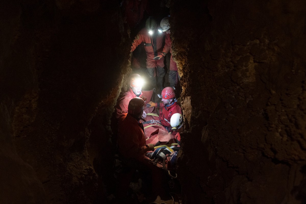 Órákig mentették a barlangtúrázót