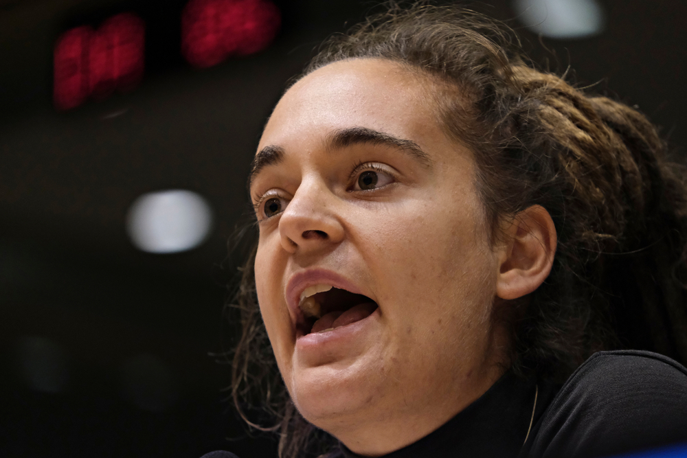 Szabadon távozhat a migránshajó