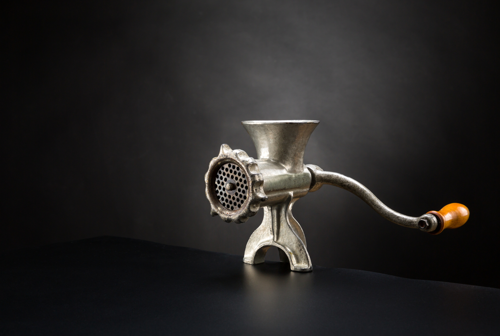 Húsdarálóba rejtették a pokolgépet a testvérek