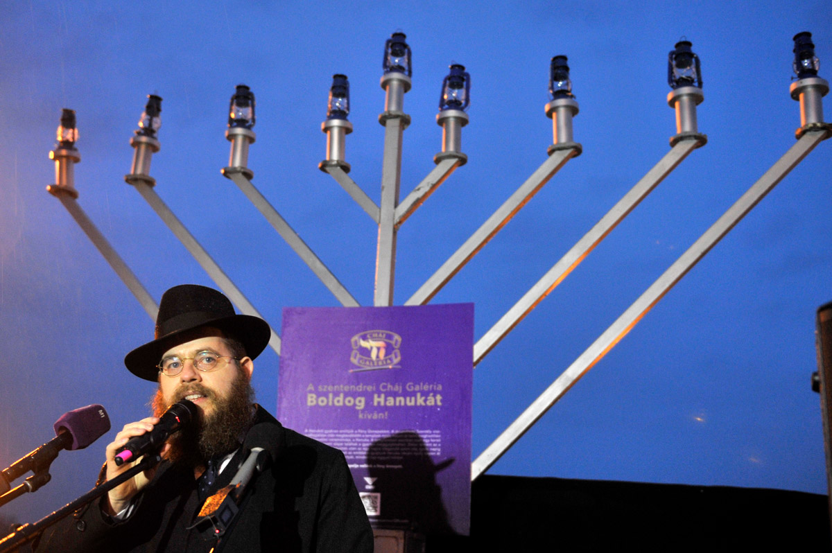 Meggyújtották az első hanukagyertyát