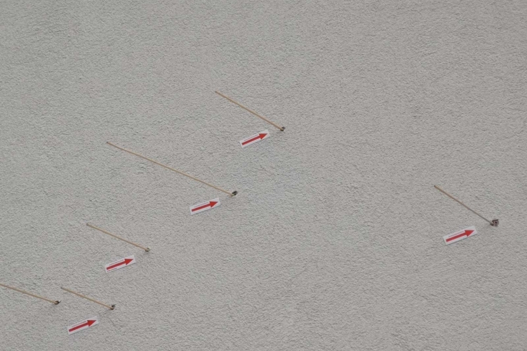 Lövésnyomok egy soproni bevásárlóközpont falán