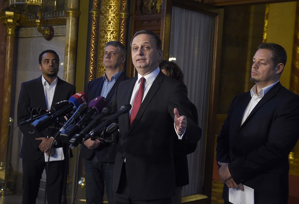 A demokrácia megcsúfolásáról jajveszékeltek az ellenzékiek