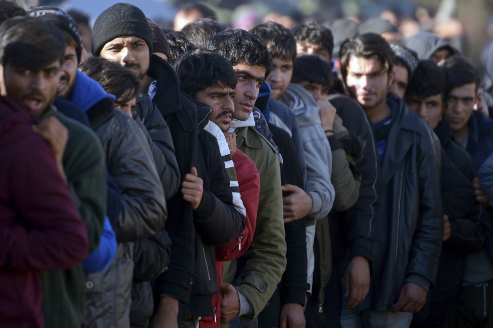 Megpróbálták áttörni a kerítést Röszkénél a migránsok