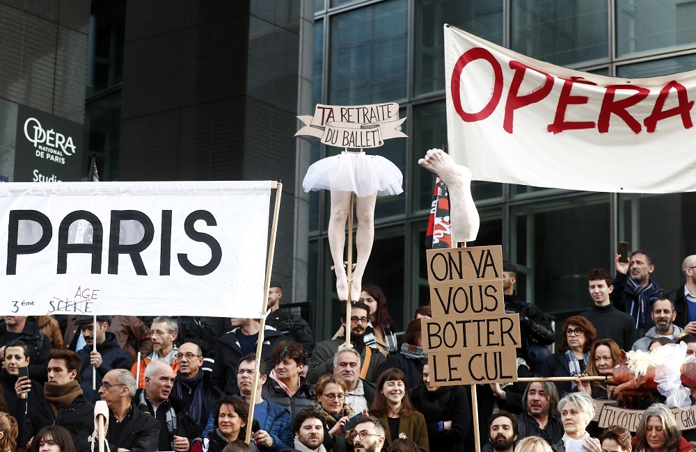 Engedményeket tett a francia kormány