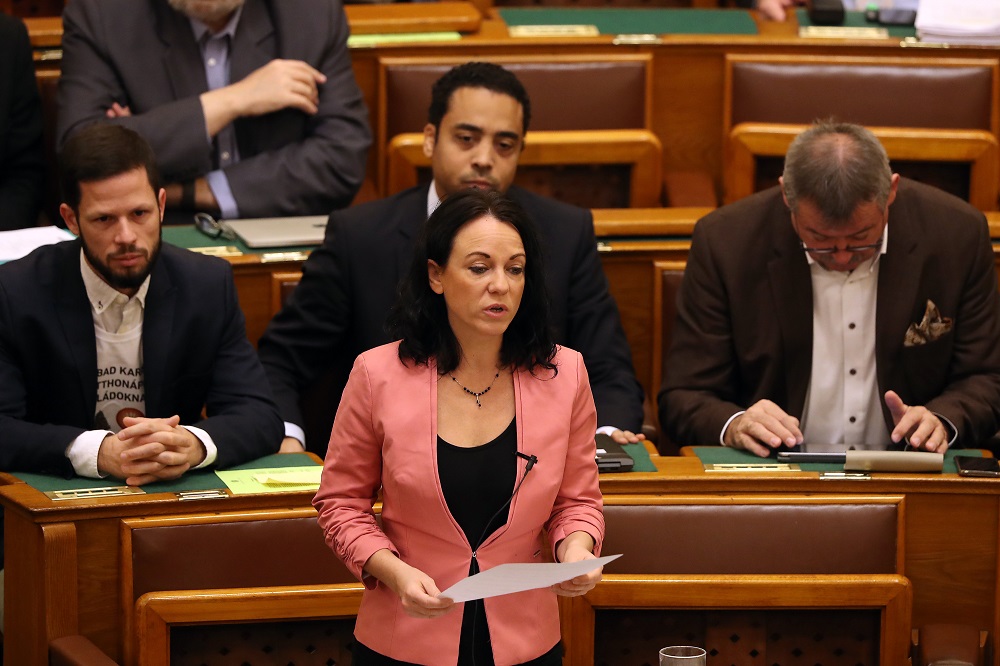 Szabó Tímea: „elkergetjük magunkat... magukat”