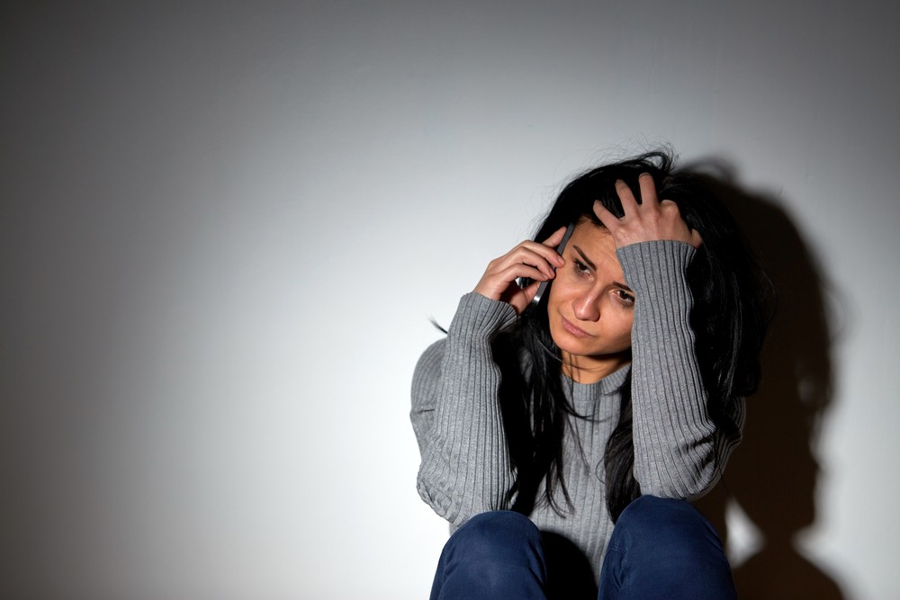 A segélyhívó számok mellett applikáción és chaten is tudunk segítséget kérni