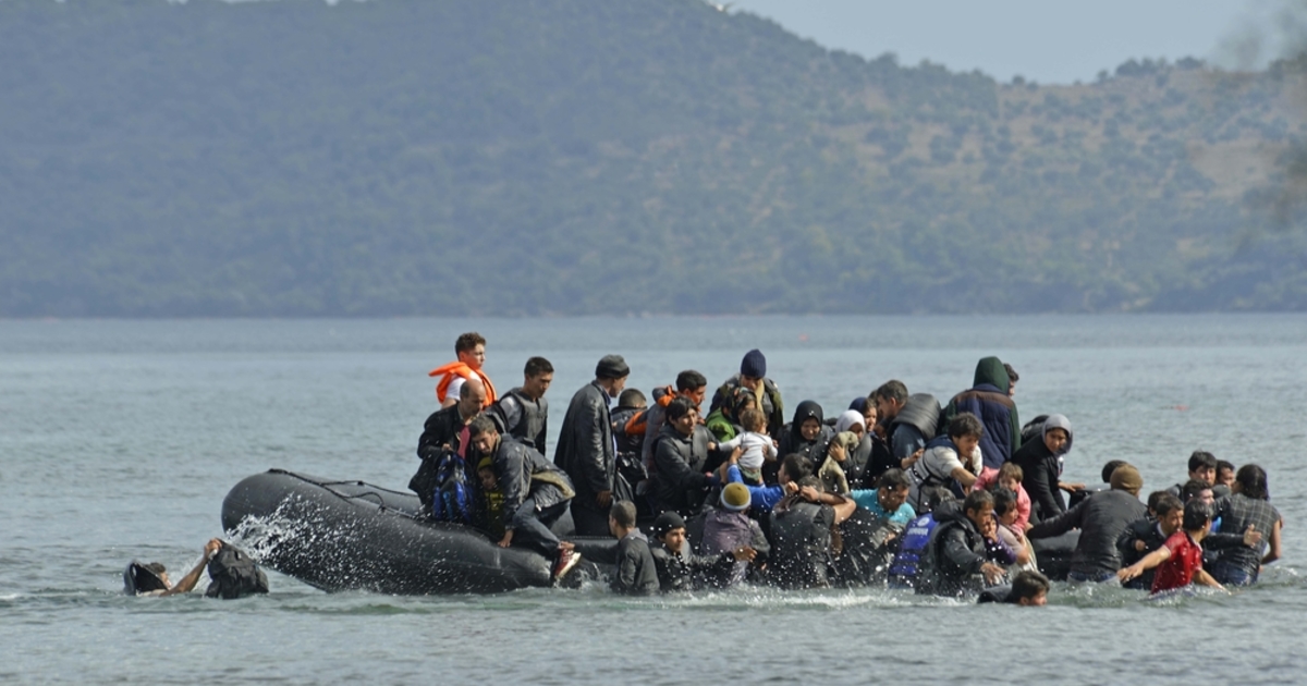 Illegális bevándorlók csónakja borult fel, majdnem mindenki megfulladt