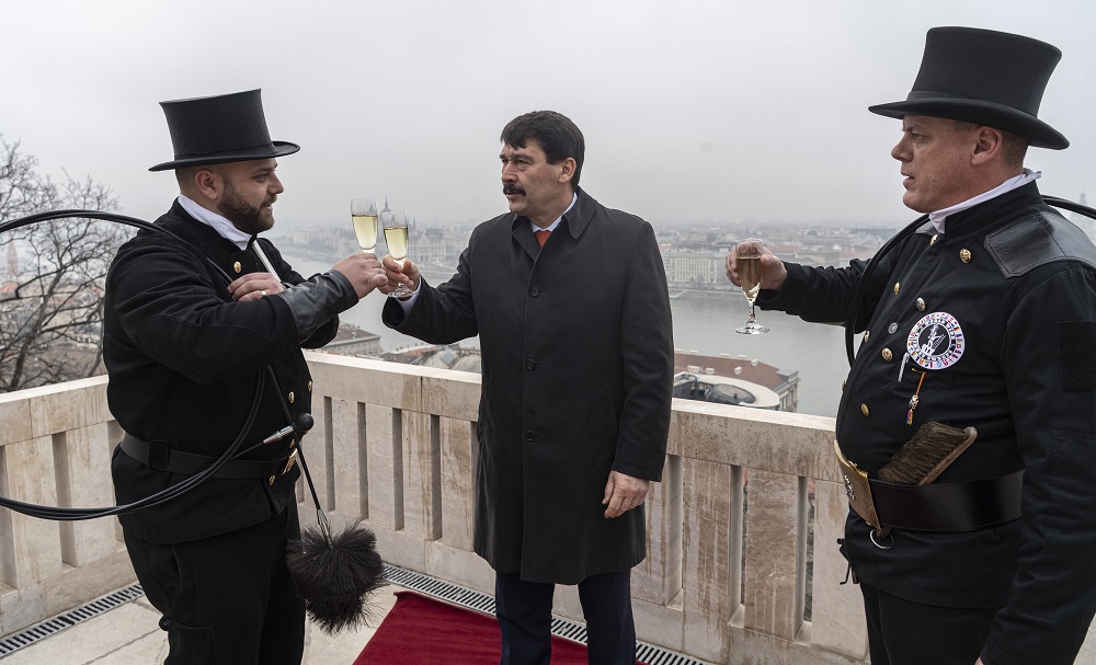 Kéményseprők jártak a Sándor-palotában