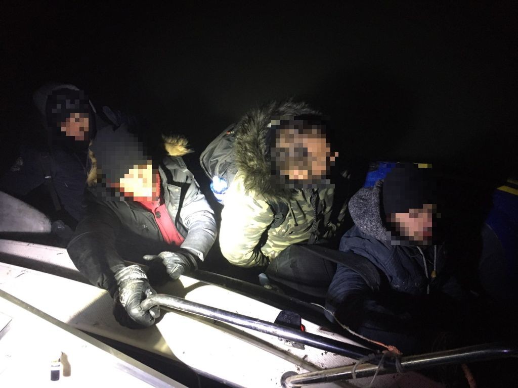 Gumicsónakon próbálkoztak