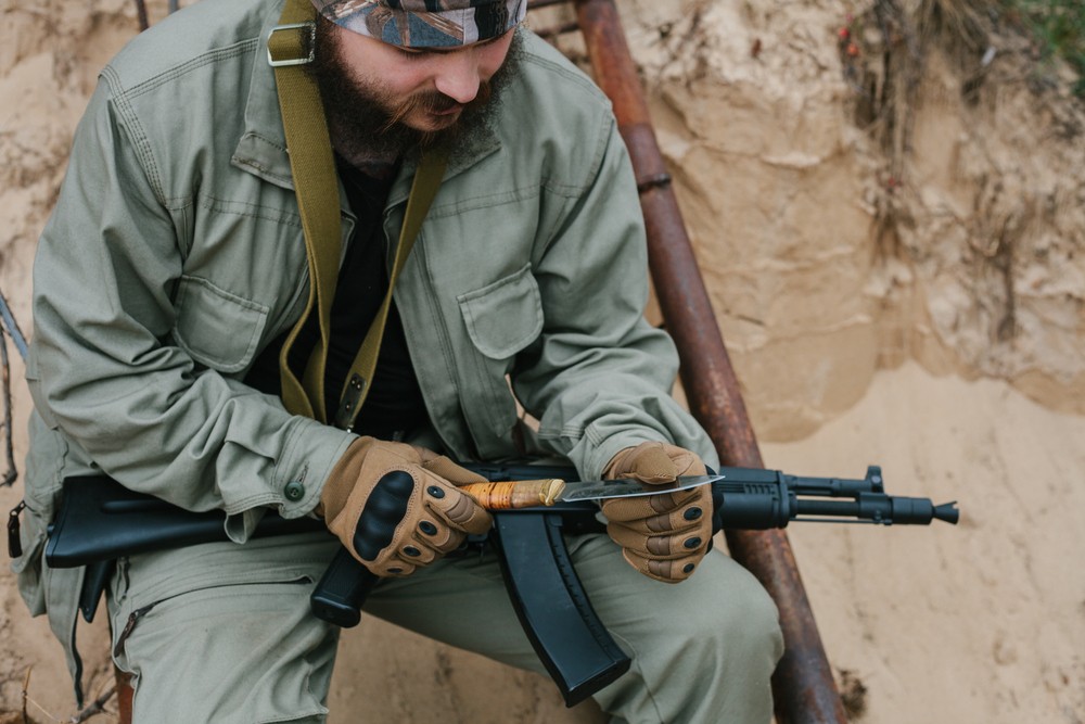 Harcosoknak is besorozzák a migránsokat