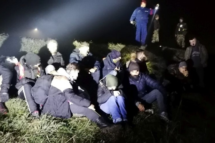 Alagúton, létrán, vízen, kamionokban