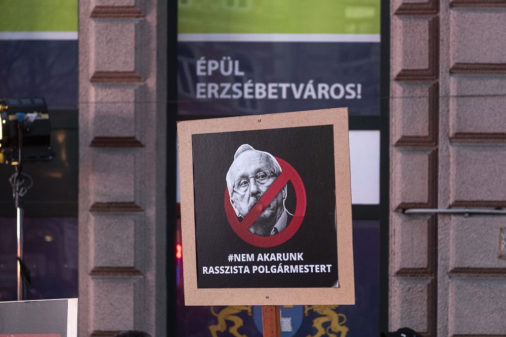 Niedermüller Péter lemondását követelték